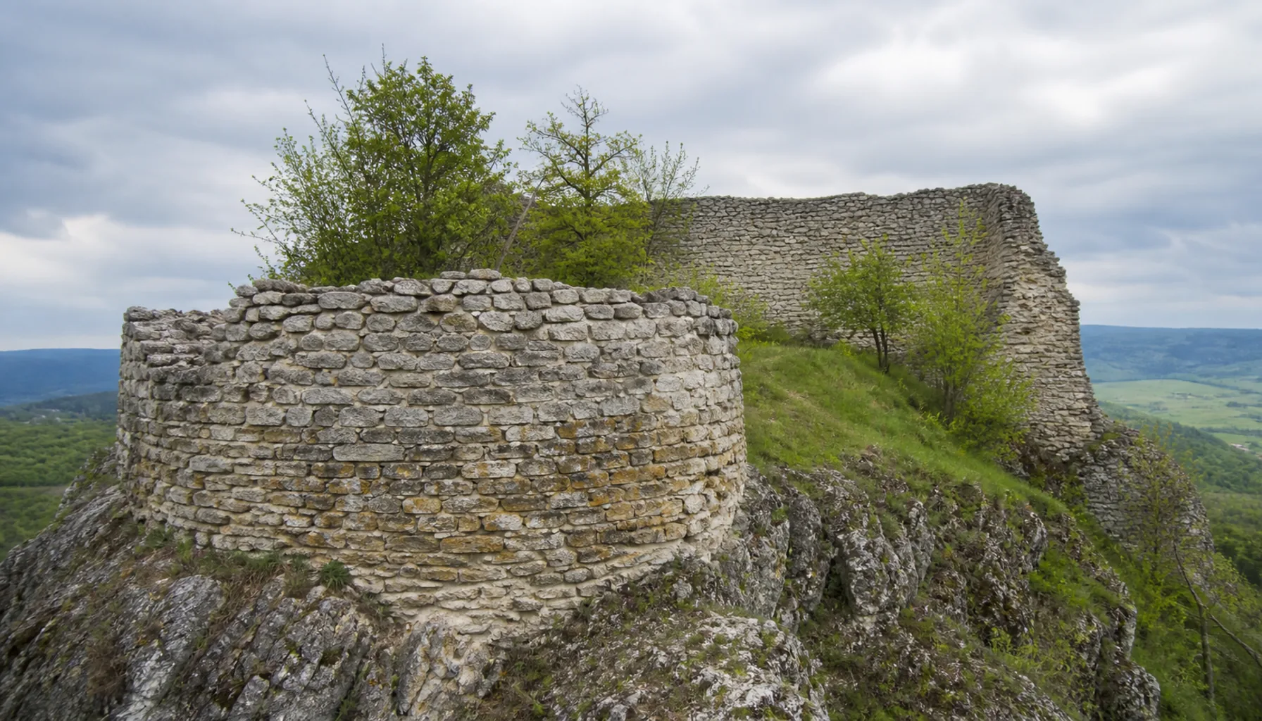 Tower footings and curtain wall on the crest — the plan of the castle laid bare
