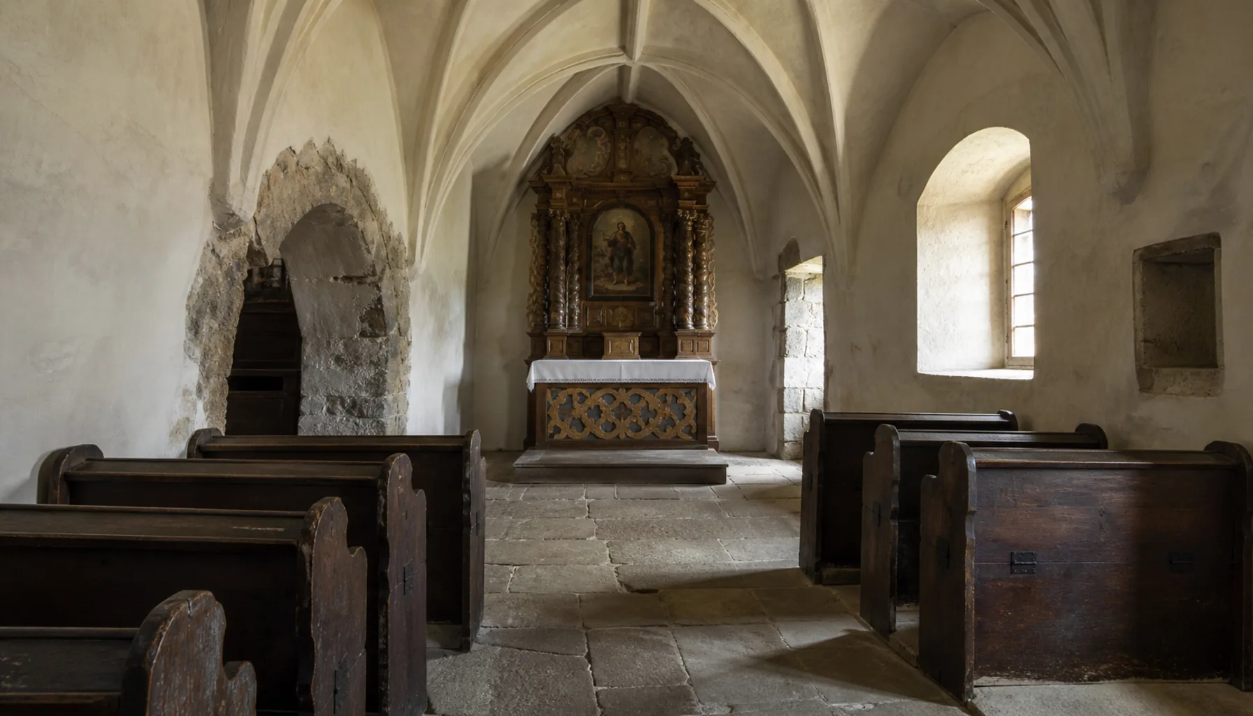 Inside the middle levels — the castle chapel and the furnished rooms of the Orava Museum