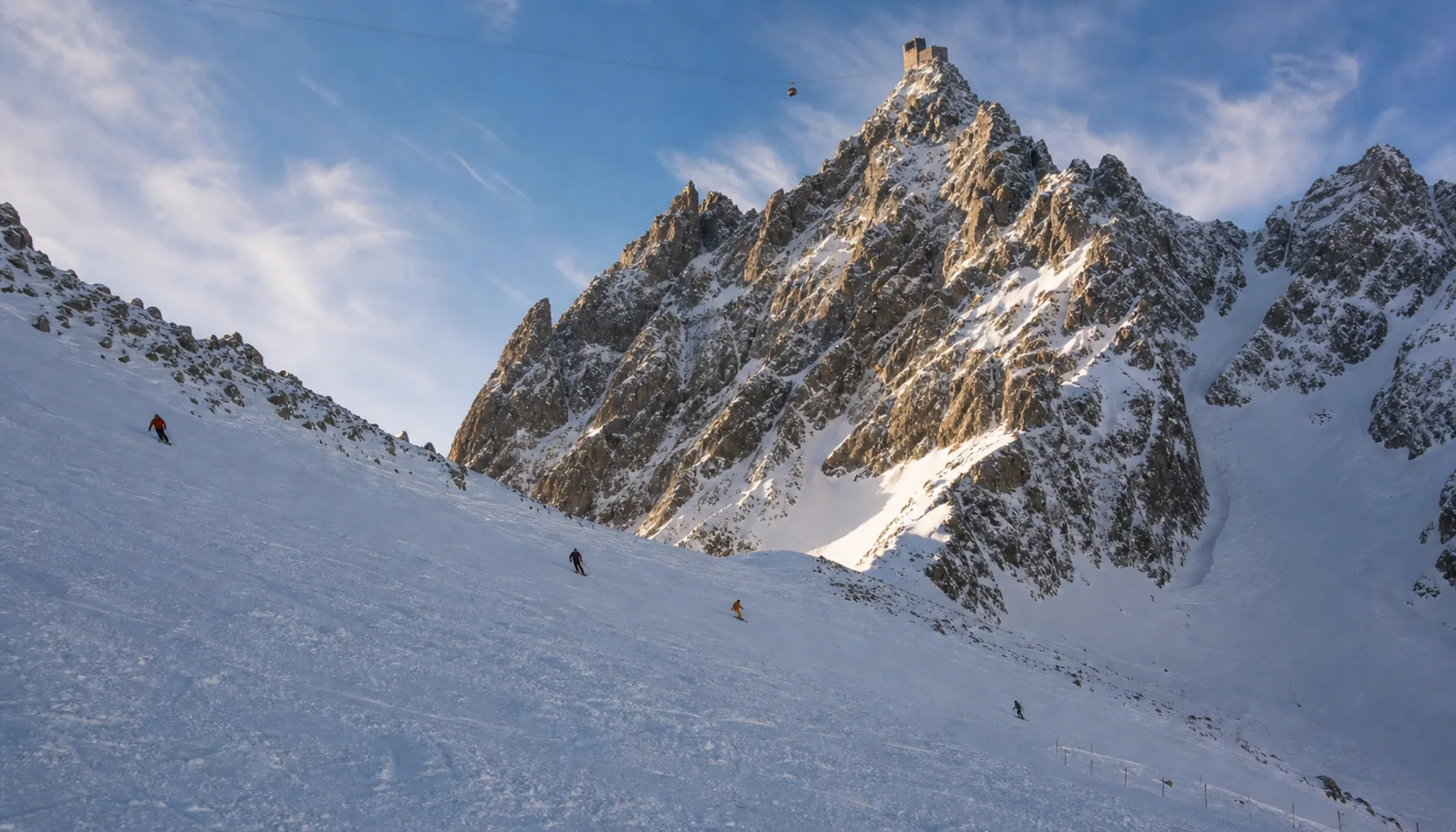 The cable car to Lomnický štít rising above the pistes of Tatranská Lomnica