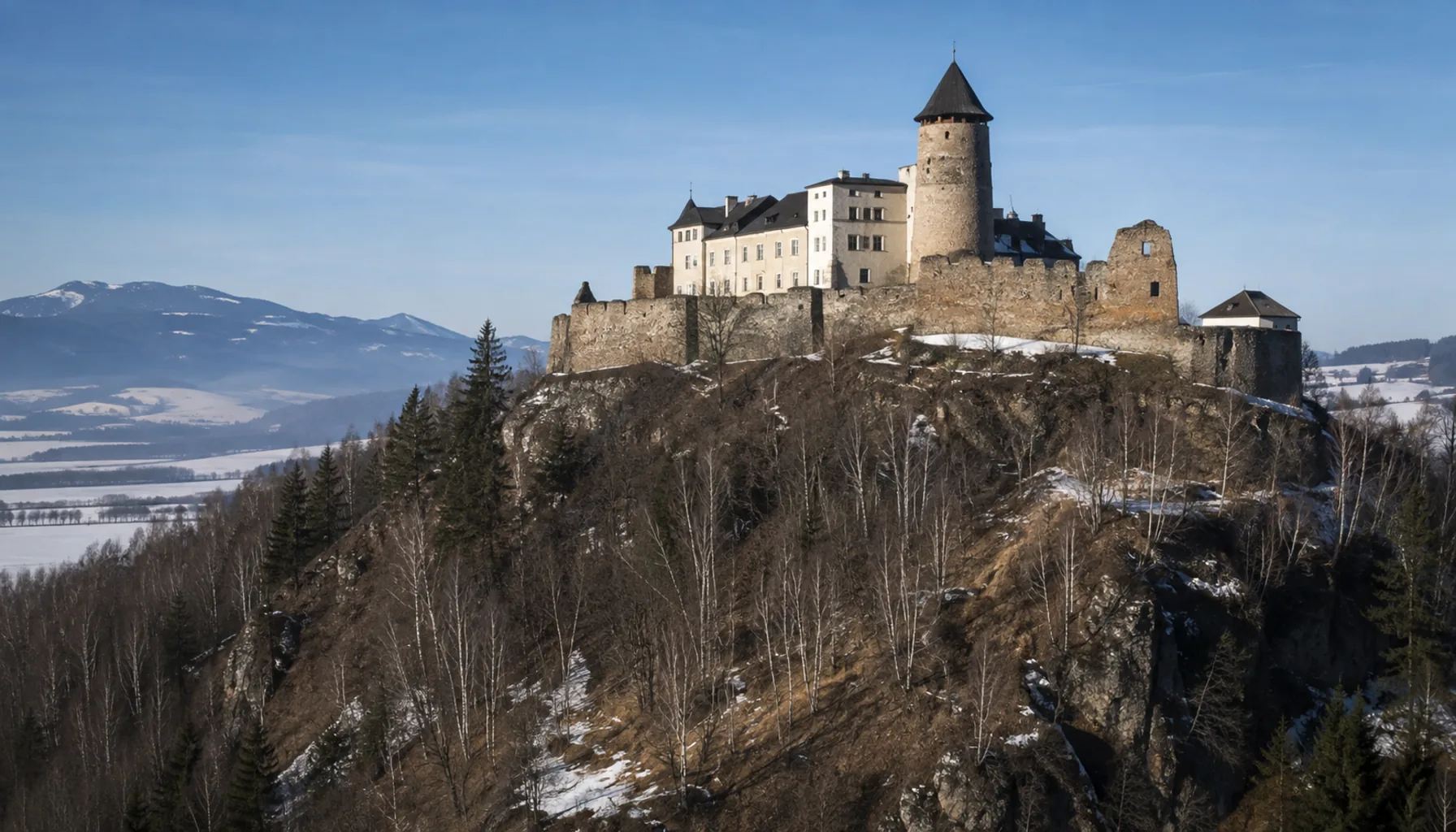 Ľubovňa Castle above the town, seat of the Polish starostas who administered sixteen Spiš towns until 1772
